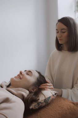 Kadın enerji masajı, vücut ve sağlıklı kadın kolları için rahatlatıcı ve tedavi edici başları tutan ve genç prosedürlerle yüzleşen nazik kollar. Enerji masajı vücuttaki enerji dolaşımını devam ettirir..