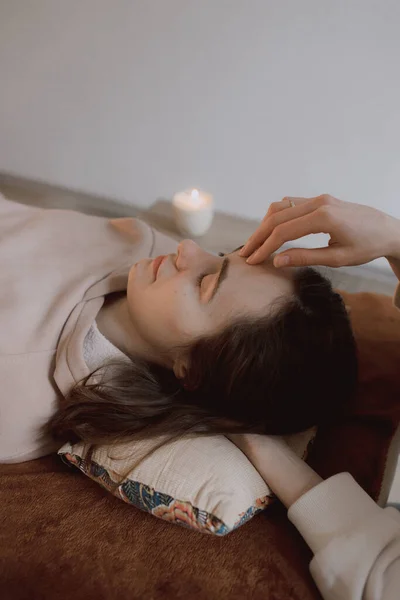 Massage Énergétique Féminin Relaxant Traitement Soins Pour Corps Santé Mentale — Photo