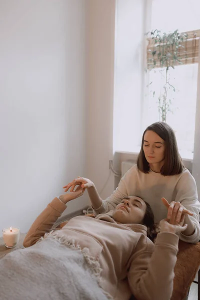 Kvinnlig Energi Massage Avkopplande Och Vård Behandling För Kropp Och — Stockfoto