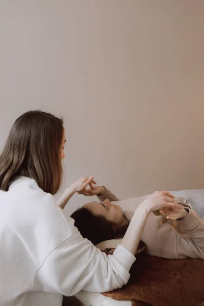 Massagem Energia Feminina Relaxante Tratamento Cuidados Para Corpo Saúde Mental — Fotografia de Stock