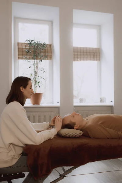 Energie Massage Voor Man Ontspannen Zorg Behandeling Voor Lichaam Bewuste — Stockfoto