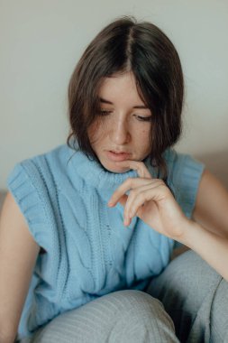 Genç esmer kadın portresi. Moda kıyafetleri. Basit minimalist kadın kıyafetleri..