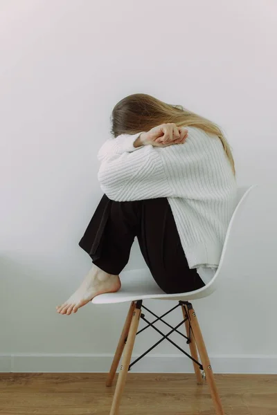 Ein Junges Mädchen Ihre Gedanken Vertieft Sitzt Auf Einem Stuhl — Stockfoto