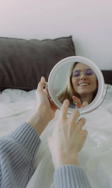 Mujer Joven Molesta Mirando Espejo Casa Comprobando Piel Cara —  Fotos de Stock