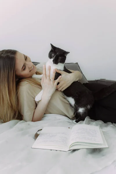 Kediler Dost Canlısı Çekici Genç Bir Kadın Kedisiyle Oynuyor Evde — Stok fotoğraf