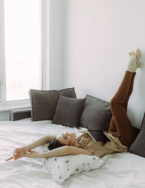 Smart Girl Mit Einem Notizblock Ihrem Schlafzimmer Auf Weißem Hintergrund — Stockfoto