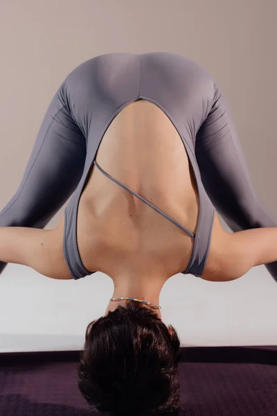 Sportig Ung Kvinna Som Utövar Yoga Vit Bakgrund Begreppet Hälsosamt — Stockfoto