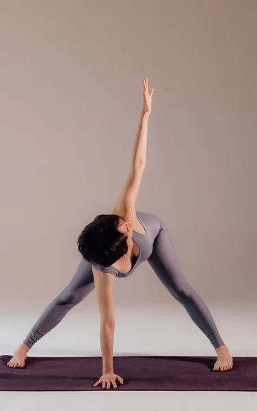 Sportig Ung Kvinna Som Utövar Yoga Vit Bakgrund Begreppet Hälsosamt — Stockfoto