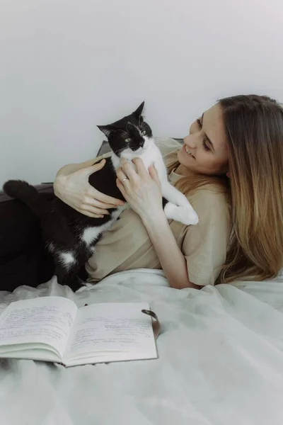 Katter Vänliga Attraktiv Ung Kvinna Leker Med Sin Katt Och — Stockfoto