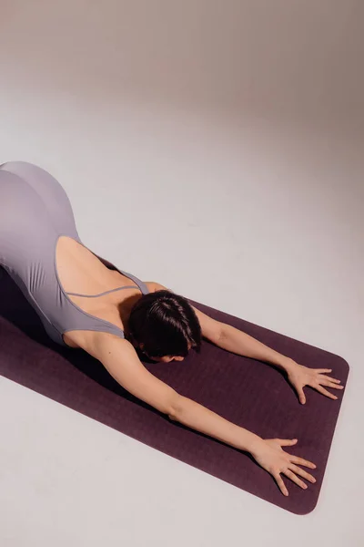 Sportliche Junge Frau Praktiziert Yoga Auf Weißem Hintergrund Konzept Des — Stockfoto