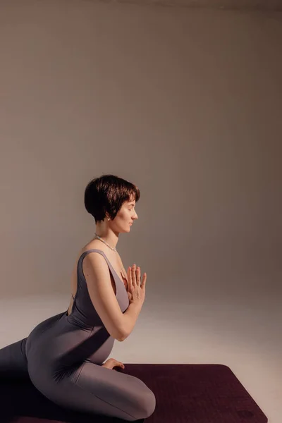 Giovane Donna Incinta Che Esercizi Yoga Medita Studio Cura Della — Foto Stock