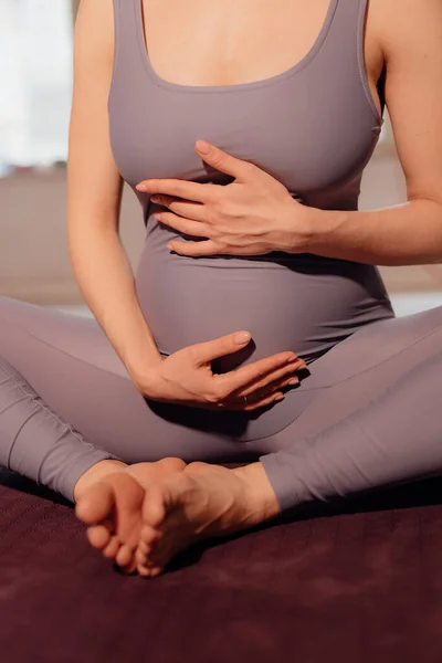 Genç Hamile Kadın Yoga Egzersizleri Yapıyor Stüdyoda Meditasyon Yapıyor Sağlık — Stok fotoğraf