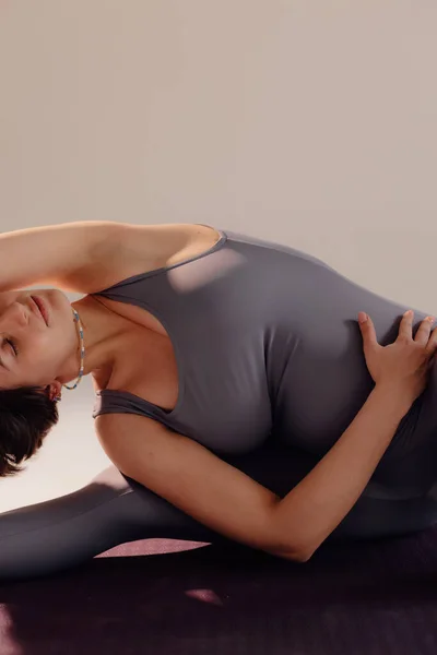 Молодая Беременная Женщина Занимается Йогой Медитирует Студии Здравоохранение Внимание Расслабление — стоковое фото