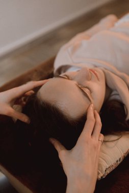 Kadın enerji masajı, vücut ve sağlıklı kadın kolları için rahatlatıcı ve tedavi edici başları tutan ve genç prosedürlerle yüzleşen nazik kollar. Enerji masajı vücuttaki enerji dolaşımını devam ettirir..