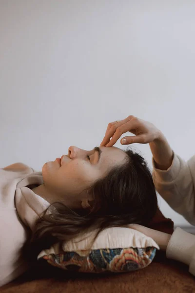 Weibliche Energie Massage Entspannende Und Pflegende Behandlung Für Körper Und — Stockfoto