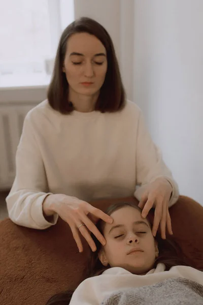 Crianças Energia Massagem Relaxante Tratamento Cuidados Para Corpo Saúde Mental — Fotografia de Stock