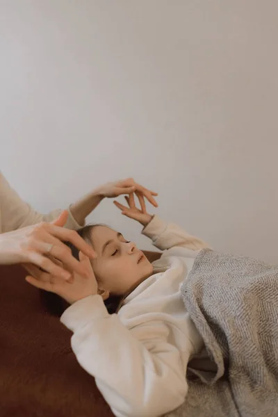 Enfants Énergie Massage Relaxant Traitement Soins Pour Corps Santé Pleine — Photo