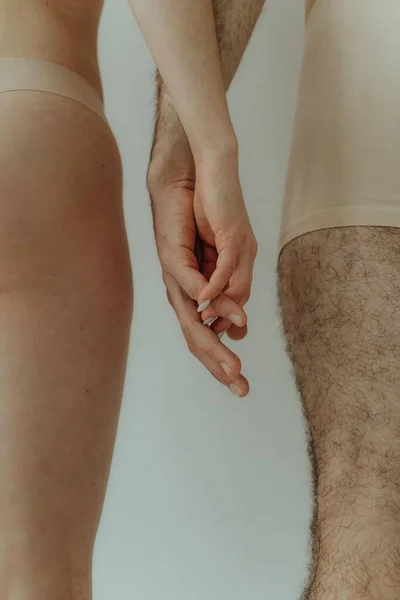 男と女が手を握ってる 光の背景に人間の手 団結友情愛という概念は — ストック写真