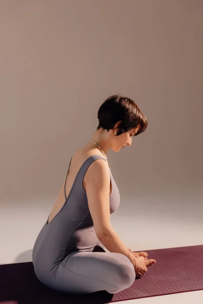 Ung Gravid Kvinna Som Gör Yogaövningar Och Mediterar Studio Hälsovård — Stockfoto