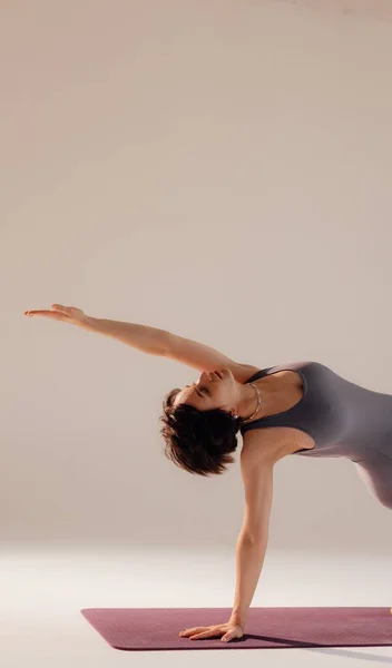 Jeune Femme Enceinte Faisant Des Exercices Yoga Méditant Studio Soins — Photo