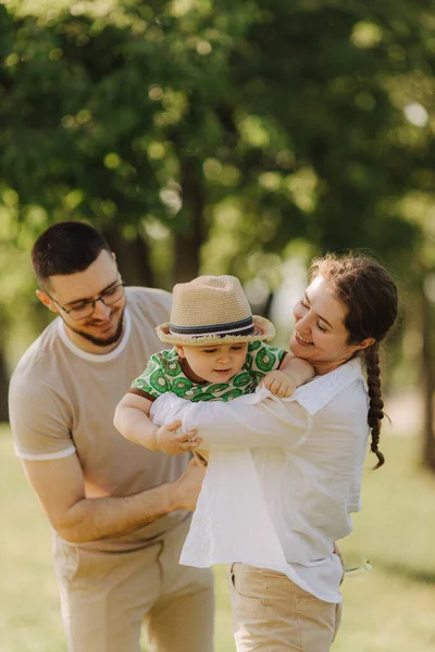 Summer Sunny Day Young Family Dad Mom Little Son Became — Stock Photo, Image