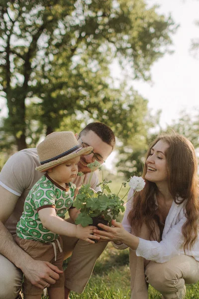 对于一个年轻的家庭 妈妈和小儿子来说 夏日的晴天变得快乐而快乐 快乐的家庭概念照片 无焦点模糊及噪音效应 — 图库照片