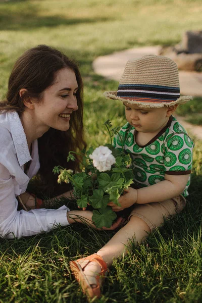 Día Soleado Verano Para Una Familia Joven Mamá Hijo Pequeño —  Fotos de Stock