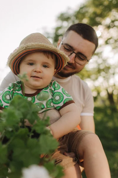 Sommersonniger Tag Für Eine Junge Familie Vater Und Kleiner Sohn — Stockfoto