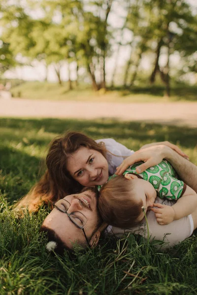 Dia Ensolarado Verão Para Uma Família Nova Pai Mãe Filho — Fotografia de Stock