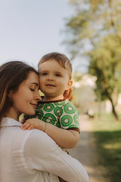 夏天阳光明媚的一天 一个年轻的家庭 妈妈和小儿子变得快乐而快乐 快乐的家庭概念照片 软焦点模糊和噪音效应 — 图库照片