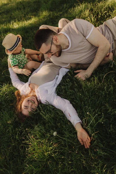 一个年轻的家庭 爸爸和小儿子的夏日变得快乐而快乐 快乐的家庭概念照片 软焦点模糊和噪音效应 — 图库照片