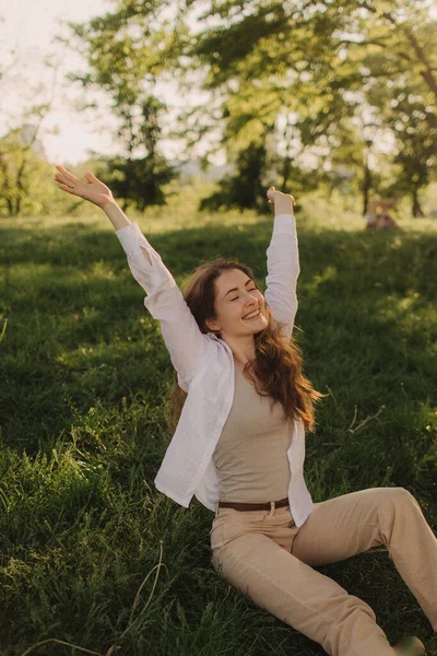 Yoga Park Mit Sonnenlicht Junge Frau Greift Und Sitzt Auf — Stockfoto