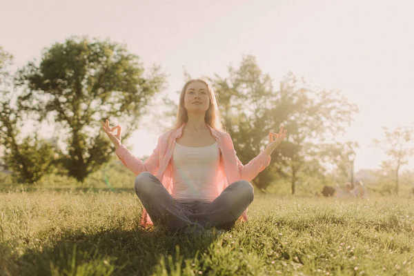 Parkta Güneş Işığıyla Yoga Nilüfer Çiçekli Genç Kadın Yeşil Çimlerde — Stok fotoğraf
