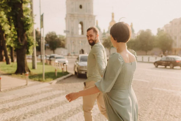 Pregnant Couple Walks City Husband His Pregnant Wife Walking Background — Stock Photo, Image