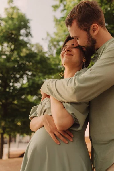 Pareja Embarazada Abrazándose Naturaleza Marido Con Esposa Embarazada Caminando Por — Foto de Stock