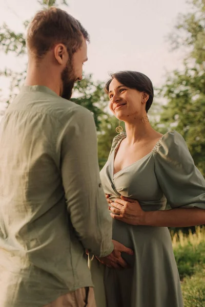 Pregnant Couple Hugging Nature Husband His Pregnant Wife Walking Park — Stock Photo, Image