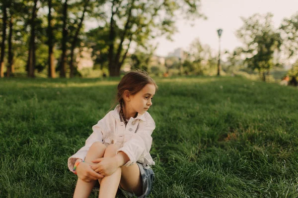 Μικρό Χαλαρό Κορίτσι Που Αναπνέει Καθαρό Αέρα Ένα Καταπράσινο Δάσος — Φωτογραφία Αρχείου