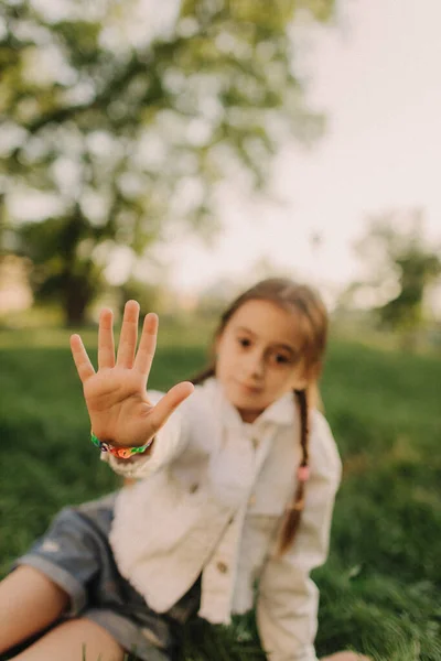 Egy Kis Nyugodt Lány Friss Levegőt Szívott Egy Zöld Erdőben — Stock Fotó