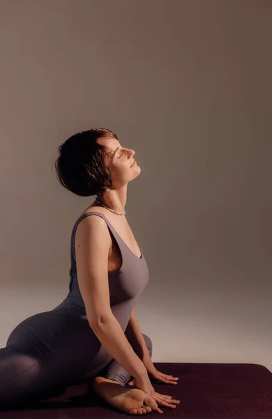 Young Pregnant Woman Doing Yoga Exercises Meditating Studio Health Care — Stock Photo, Image
