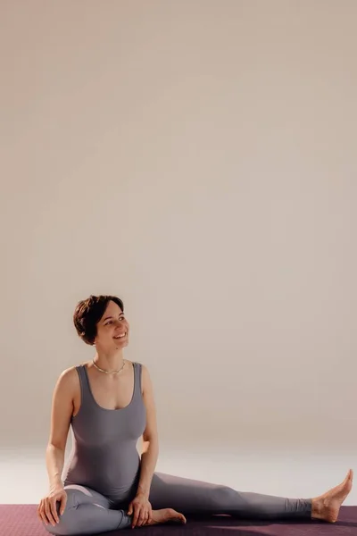 Mladá Těhotná Žena Cvičí Jógu Medituje Studiu Zdravotní Péče Bdělost — Stock fotografie