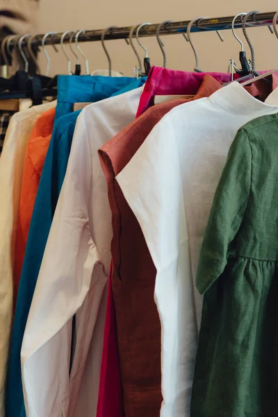 小売店でハンガーに異なる色のファッション服の選択 再利用の削減リサイクルコンセプト — ストック写真