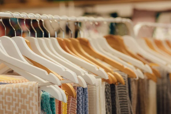 Auswahl Von Decken Verschiedenen Farben Auf Hölzernen Kleiderbügeln Einzelhandel Wohnkomfort — Stockfoto