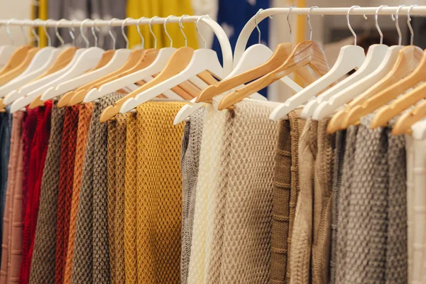 Escolha Cobertores Cores Diferentes Cabides Madeira Uma Loja Varejo Conceito — Fotografia de Stock