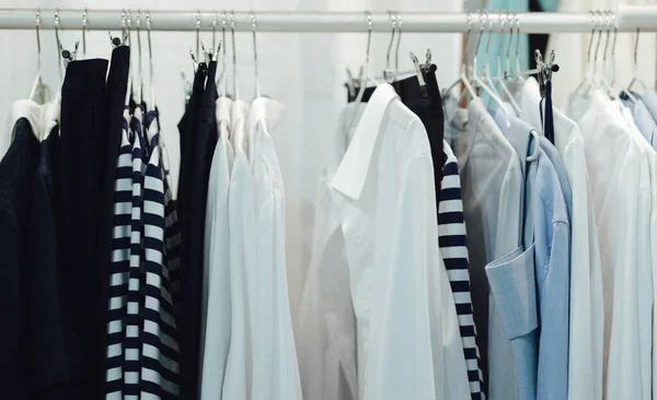 Keuze Van Mode Kleding Van Verschillende Kleuren Hangers Een Winkel — Stockfoto