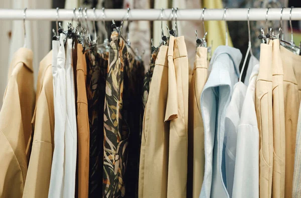 小売店でハンガーに異なる色のファッション服の選択 再利用リサイクルの概念を減らす 横写真 — ストック写真
