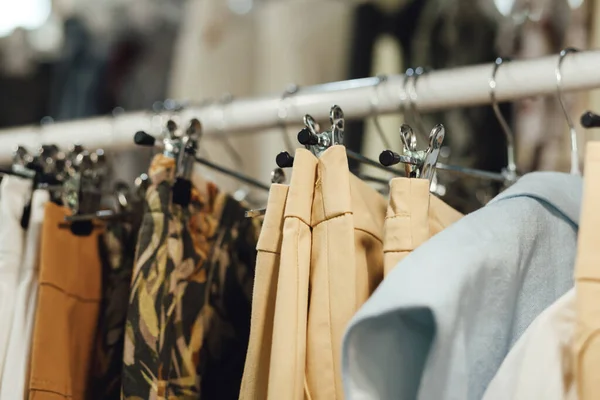 Choix Vêtements Mode Différentes Couleurs Sur Cintres Dans Magasin Détail — Photo