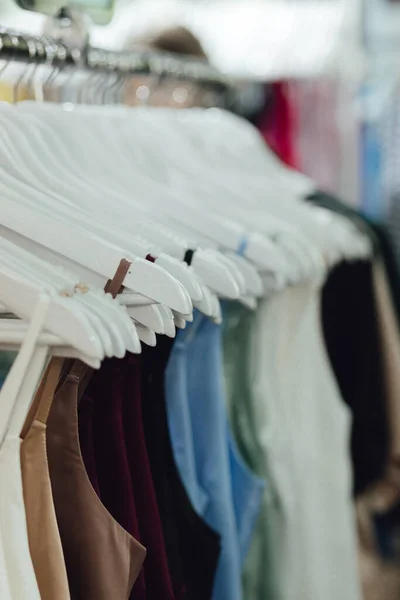 Auswahl Kleidungsstücken Verschiedenen Farben Auf Kleiderbügeln Einzelhandel Reduzieren Recycling Konzept — Stockfoto