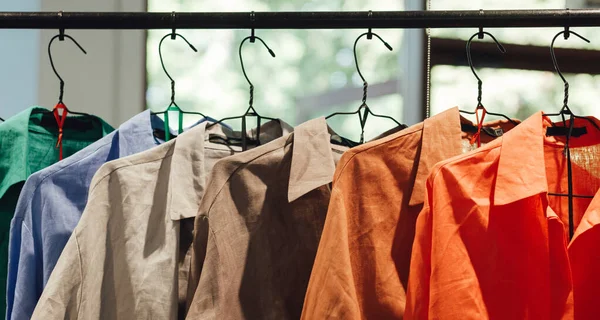 Choix Vêtements Mode Différentes Couleurs Sur Cintres Dans Magasin Détail — Photo