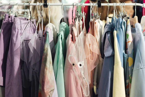Výběr Módního Oblečení Různých Barev Ramínkách Maloobchodě Redukovat Koncepci Opětovného — Stock fotografie