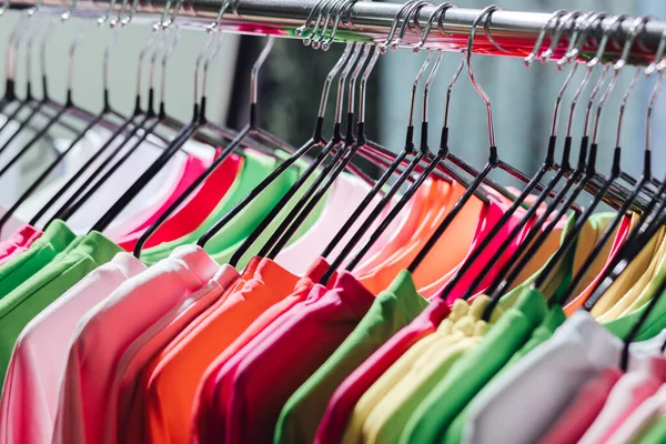 Вибір Модного Одягу Різних Кольорів Вішалках Роздрібному Магазині Зменшити Повторне — стокове фото